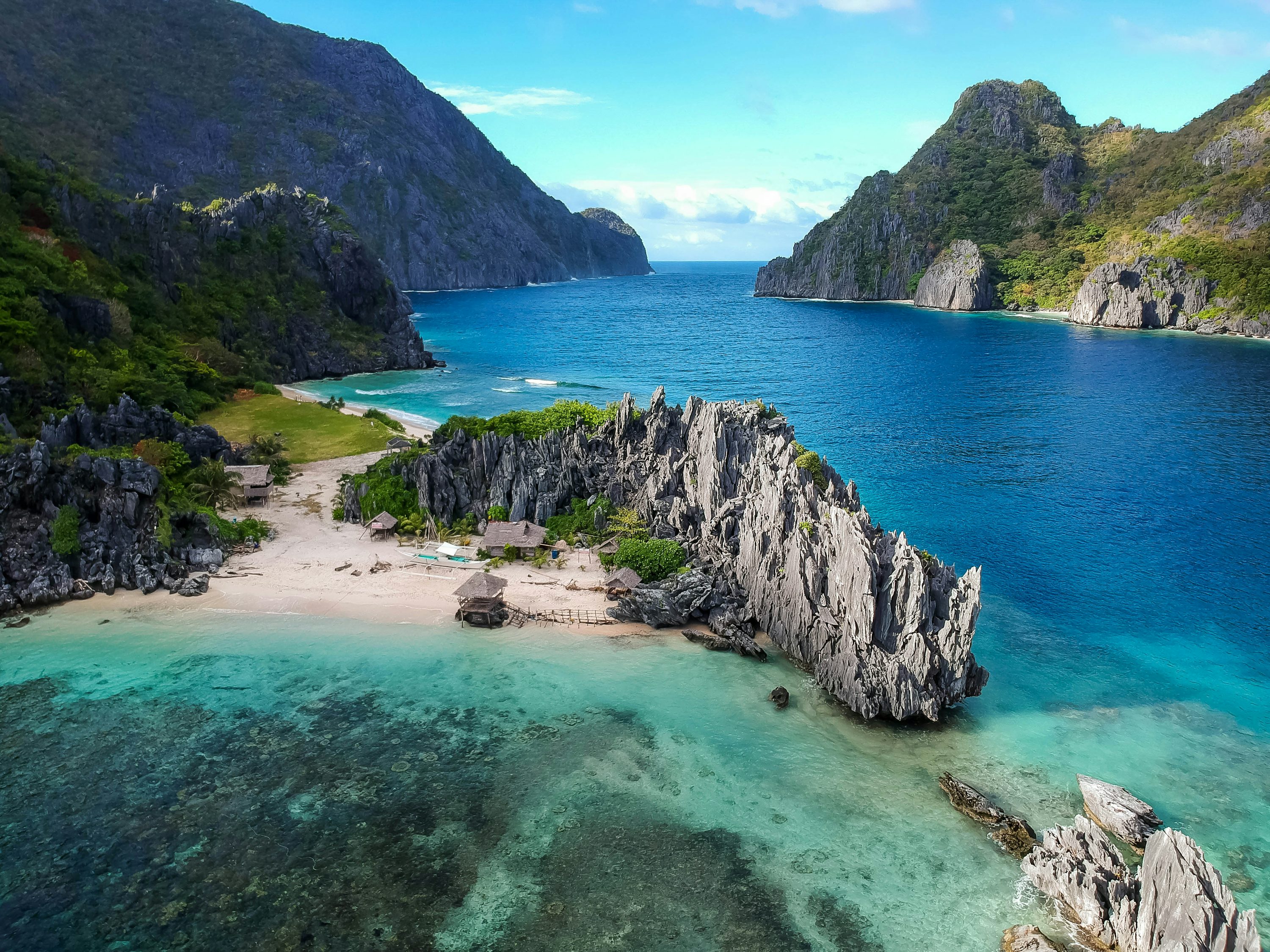 Turquoise water and limestone islands in Palawan, Philippines